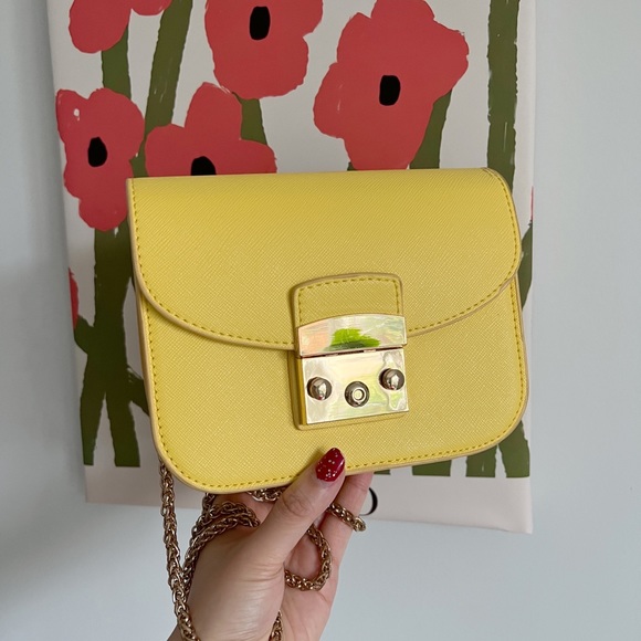[SOLD] Mini Yellow Crossbody Purse 👛 - Picture 2 of 8